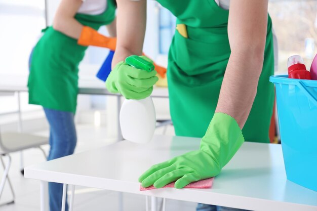 worker performin Cleaning